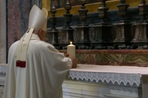 kardynał dziwisz przy grobie Jana pawła